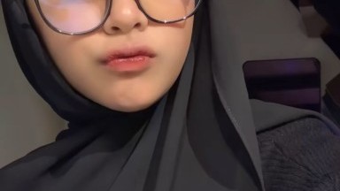 wanita hijab ngerokok sambil colmek
