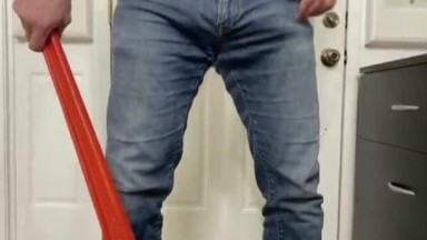 Istri seksi yang horny menggoda dan meniduri tukang ledeng