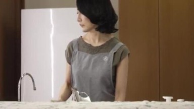 Dia dipaksa menjalin hubungan dengan anak tirinya, dan ini terjadi tepat saat Reiko