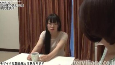 Emiko sedang berkunjung ke rumah putrinya. Ia ingin putrinya dan anak tirinya