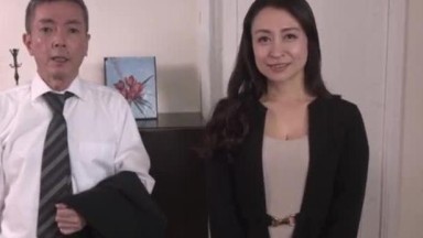 Wanita yang berdiri di hadapannya adalah Shiozaki Ayame, seorang aktris