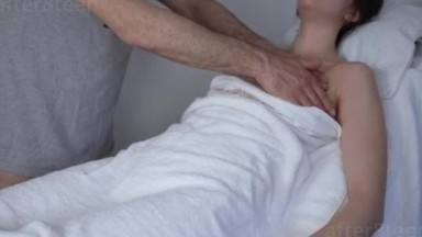 Pijat ala Thai di White Lotus membuat wanita meminta penis