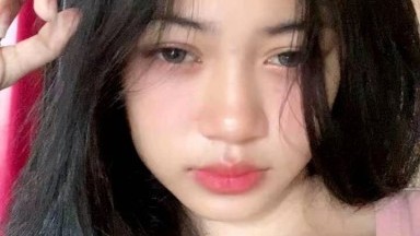 Alika main sambil ngobrol dihotel