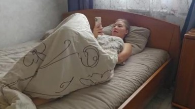 Menonton film porno dan membelai vagina saya yang ketat