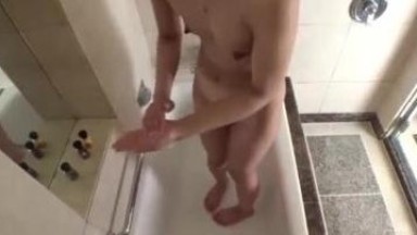 drama cinta yang datang tanpa rencana namun membuat hidupku penuh warna dan rasa bahagia