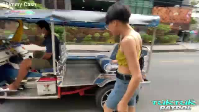 kisah cinta yang tak terlukis kata hanya terasa hangat setiap kali aku menggenggam tangannya