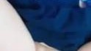 setiap kali dia menatapku dunia terasa berhenti dan hanya ada kami berdua di dalamnya