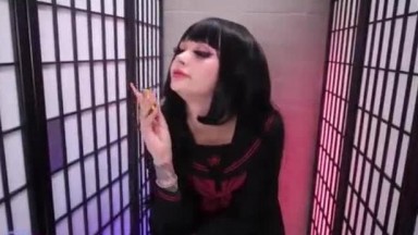 suasana sore yang hangat menjadi latar sempurna untuk pemotretan bertema karakter animasi