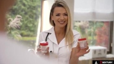 Shalina Devine yang cantik suka membantu para pria di kantor donor sperma. Dia bergantian mengisap penis