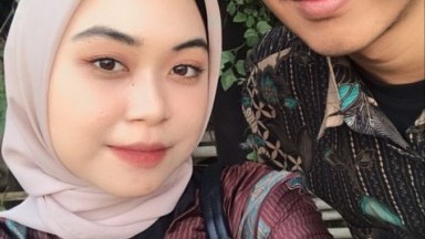 kedua kekasih sedang entod di dapur