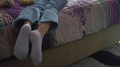 wanita sedang tidur di kamar sendirian di kentot abangan