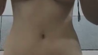 Viral Laras Bali Mainin Nenen di Kamar Mandi