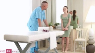 Bayi Bamby dikencingi setelah berhubungan seks intens dengan tukang pijat baru