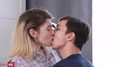 Remaja sangat menginginkan seks yang berakhir dengan ejakulasi di wajah cantiknya