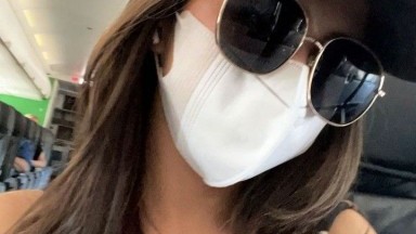 mereka melakukan bulan madu di pantai