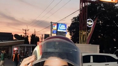 gadis cantik hidung mancung ini baru balik dari alfamart