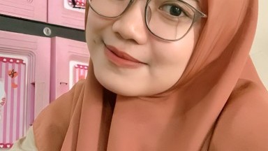 ibu guru sedang asik asik an di kamar nya