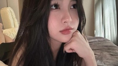 wanita ini di kobel di dalam mobil