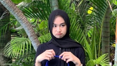 lagi asik nonton kartun upin and ipin di gangguin