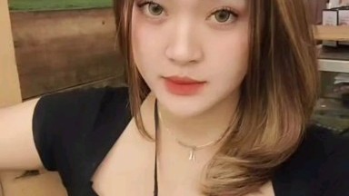 dinda lagi asik asik an mainin apem nya