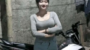 merekam diri nya saat dia sedang mandi