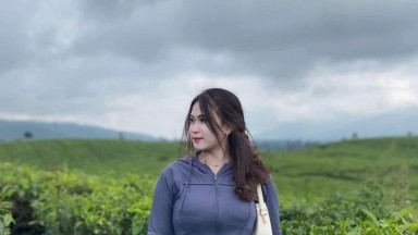 wanita ndut gemoy ajak in turing ke kebun teh