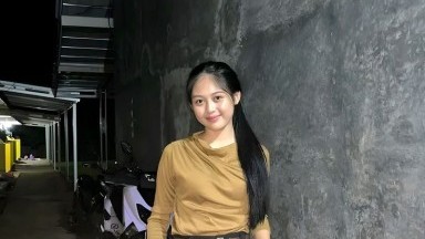 karena di luar hujan wanita ini manfaatkan waktunya untuk live