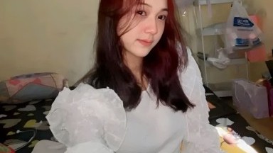 cewek cakep rambut merah main omek kamar mandi