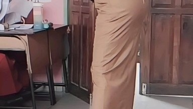 guru olahraga lagi asik asik an sama pak lurah