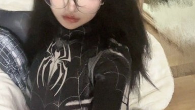 wanita dengan codsplay spiderman tunjukin meki pink