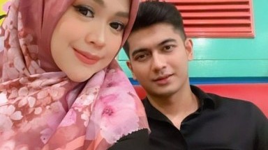 pasutri lagi nikmatin entod di tangga