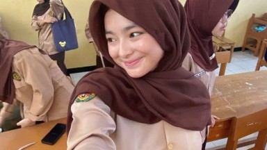 anak sekolah ini sampai larut malam ga tidur rupanya lagi omek