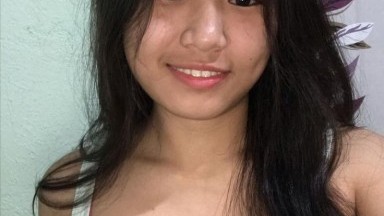 wanita seksi di kamar lagi bukak toge