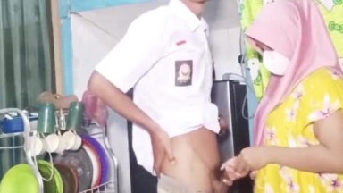 Di ajak ngentot Ibu tiri ketika mau berangkat ke sekolah