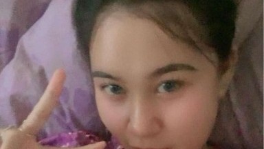 cewek manja omek di kamar nya