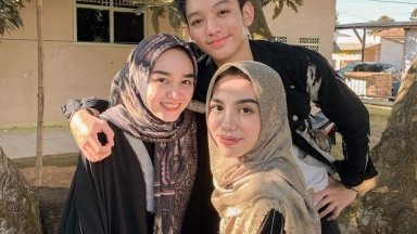 cowok di keroyok sama dua adik tirinya