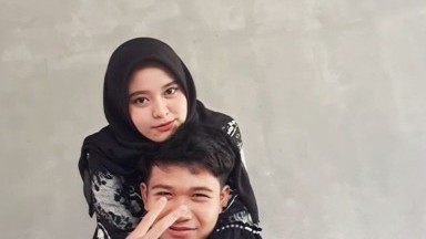 pasangan suami istri sedang melakukan aktivitas mereka