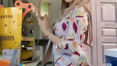 sebelum pergi kerja gangguin istri di dapur