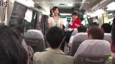 2 gadis sedang promo produk barang di jadikan sewa