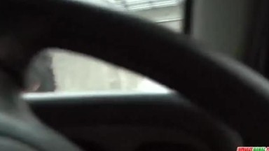 Gadis Jepang seksi menjilati penis