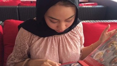 udah gede mintak nenen sama pacar