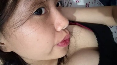 cewek baru bandel ini omek di kamar mandi sambil merokok