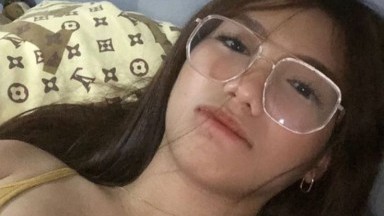 cewek cakep lagi omek di kamar nya