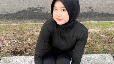 mahasiswa cantik lagi nikmati video colmek nya di kamar