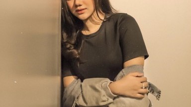 pacarku kedinginan dan aku membantunya untuk menghangatkannya