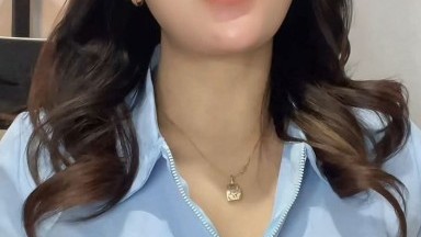 gadis lagi mainin tumpuk an pakek dildo