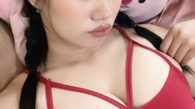 padahal aku masih mau ngobrol sama dia udah bukak baju aja