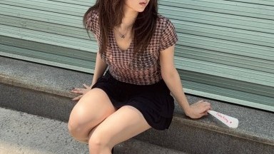 baru juga siap mandi tidak keramasan cewek ini udah omek aja di kamar nya