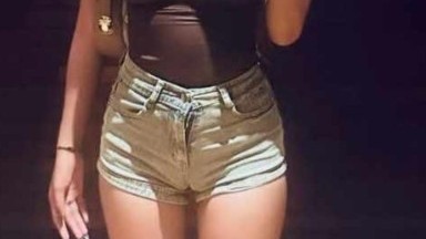 cewek kelas dia ga pakek tangan masukin pepek nya