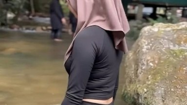 di kenjot sambil kenjot nenen nya